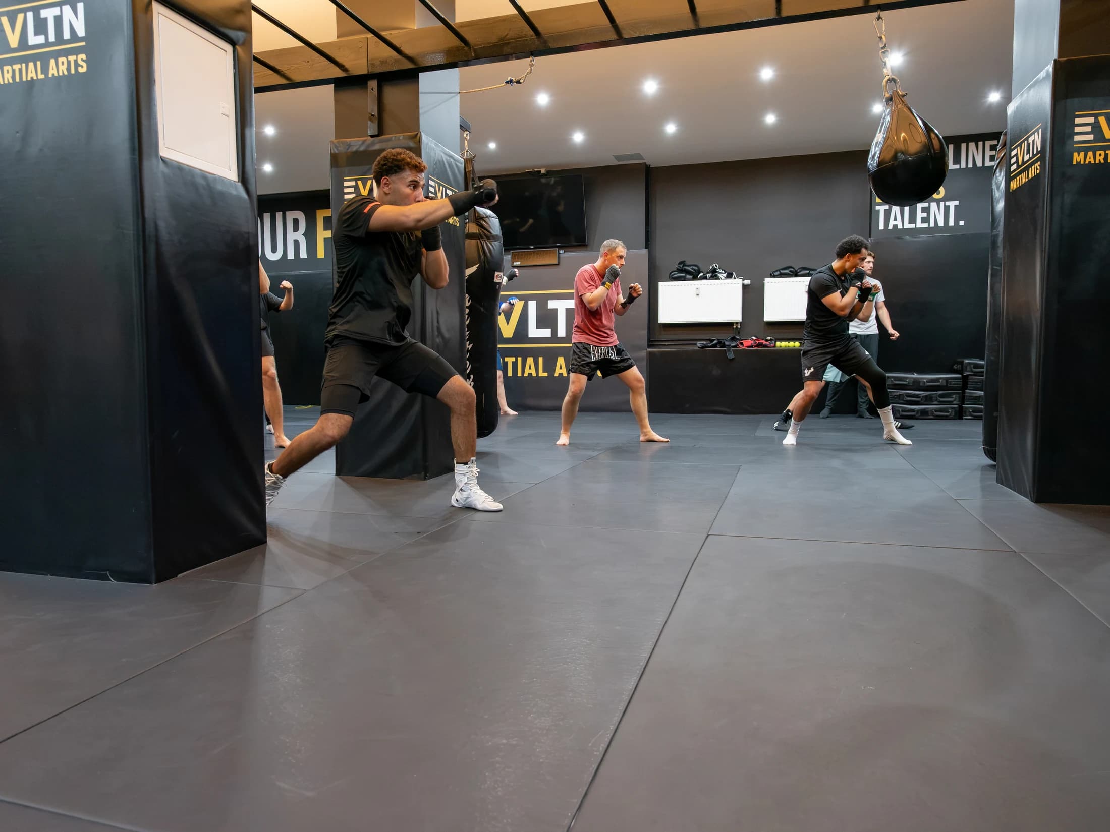 Boxer trainieren Schlagtechnik und Beinarbeit im EVLTN Gym
