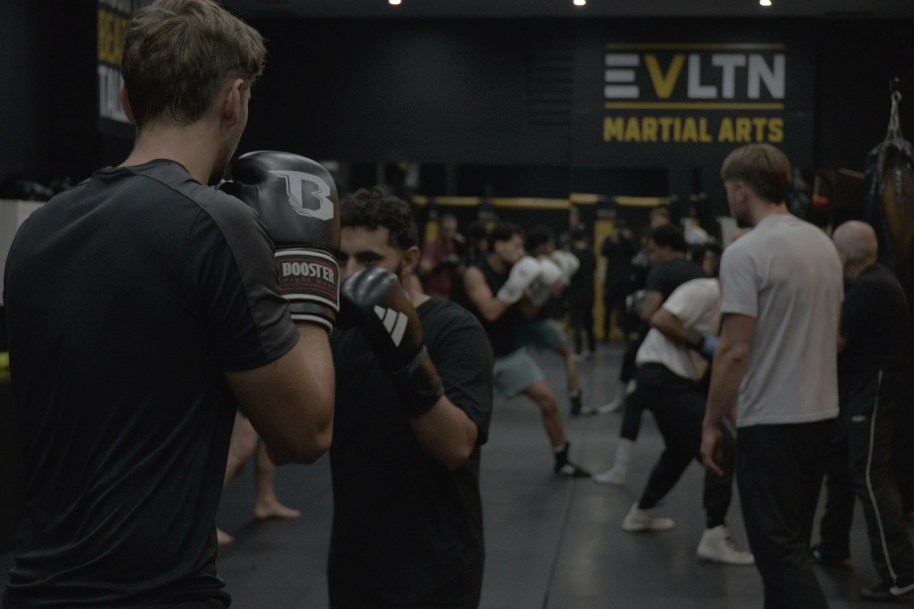 Partnertraining mit Boxhandschuhen im EVLTN Gym in Berlin-Steglitz