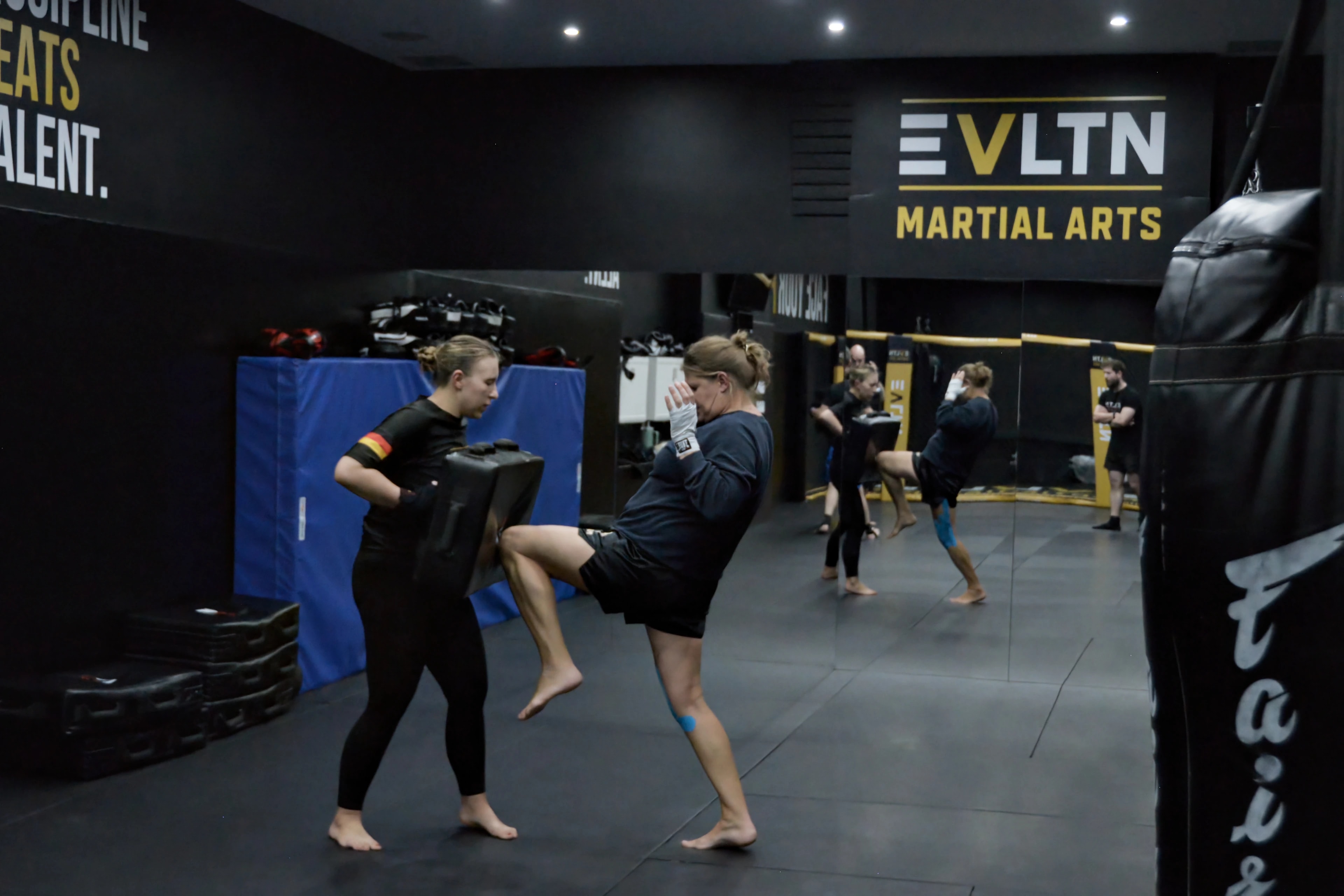 Kickboxtraining mit Schlagpolster im EVLTN Gym in Berlin-Steglitz