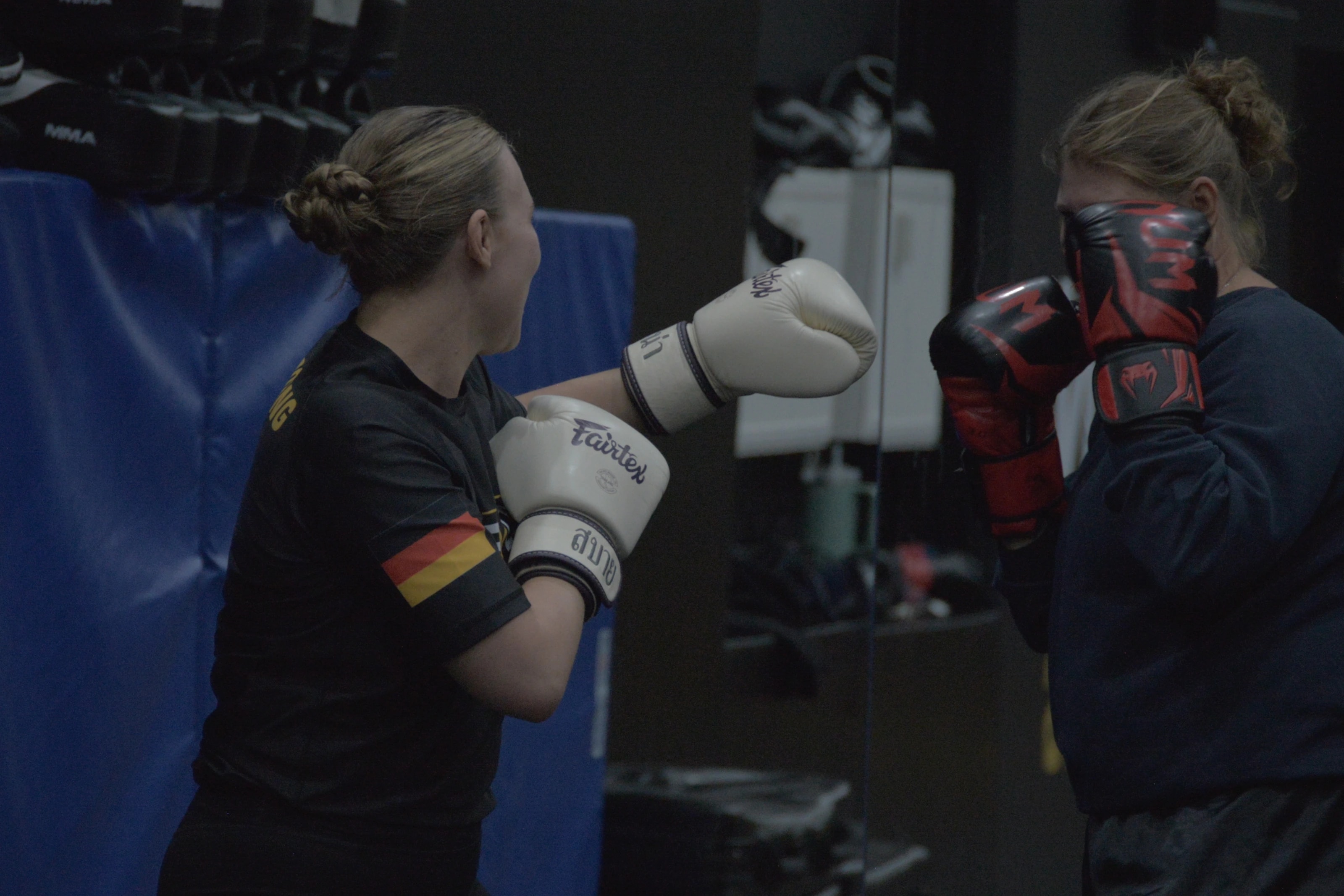 Zwei Frauen üben Schlagtechniken und Deckung im Kickboxtraining bei EVLTN Martial Arts
